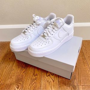 NEW NIKE AIR FORCE 1 ‘07 White Womens 8.5 Mens 7